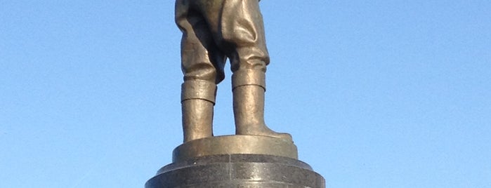 Monument to Valery Chkalov is one of Скульптуры и памятники  на улицах Н.Новгорода.