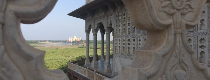 Agra Fort | आगरा का किला | آگرہ قلعہ is one of Lugares favoritos de Nate.