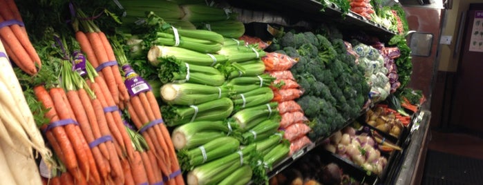 Whole Foods Market is one of Tempat yang Disukai Guta.
