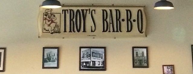 Troys BBQ is one of สถานที่ที่ Andy ถูกใจ.