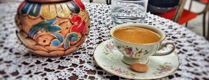 Cafe Naftalin K. is one of Locais curtidos por Nur Sarı.