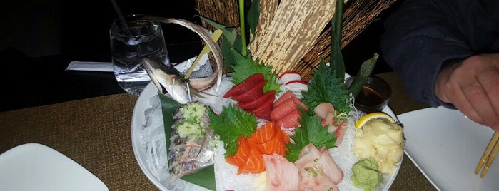 Kumo Sushi is one of Tempat yang Disukai Cate.