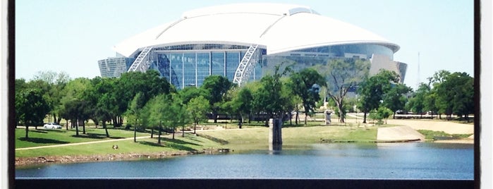 AT&T Stadium is one of Lugares favoritos de Kevin.