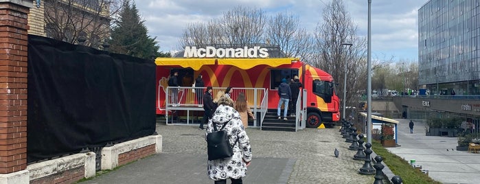 McDonald's is one of 111 Orte in Budapest die man gesehen haben muss.