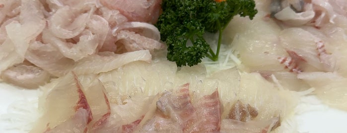 Dongbaekseom Hoetjip is one of Busan food.