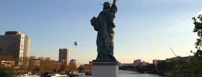 Pont de Grenelle - Cadets de Saumur is one of Place to visit in Paris.