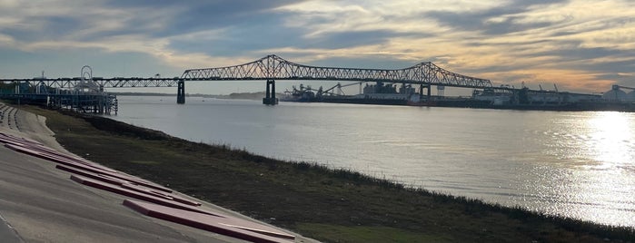 Mississippi Riverfront is one of Orte, die Lizzie gefallen.