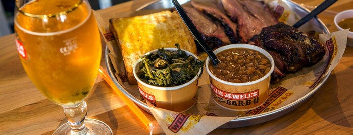 Willie Jewell's Old School Bar-B-Q Seminole is one of Lugares favoritos de Justin.