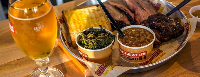 Willie Jewell's Old School Bar-B-Q Seminole is one of Tempat yang Disukai Justin.