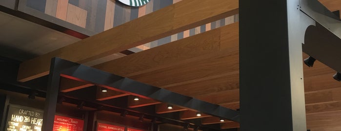 Starbucks inside Kroger is one of Tempat yang Disukai Tania.