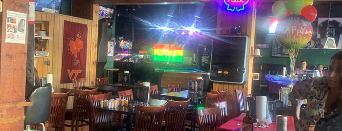 Fitzgerald's Sports Bar is one of Lugares favoritos de Damon.