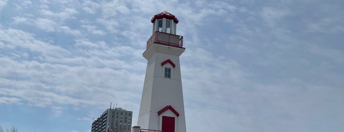 Port Credit Lighthouse is one of Lieux qui ont plu à Andrew.