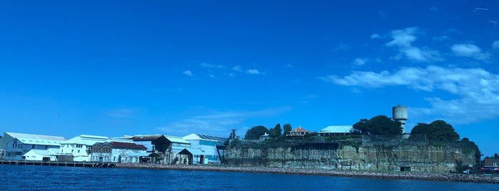 Cockatoo Island Ferry Wharf is one of Tempat yang Disukai Darren.