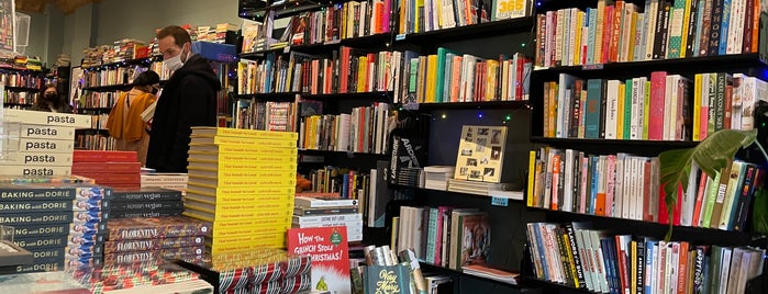 Queen Books is one of Canadá.