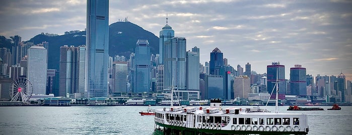 Star Ferry Pier (Tsim Sha Tsui) is one of สถานที่ที่ Robert ถูกใจ.