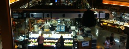 Wegmans 2nd Floor Dining Section is one of Lugares favoritos de Hoyee.