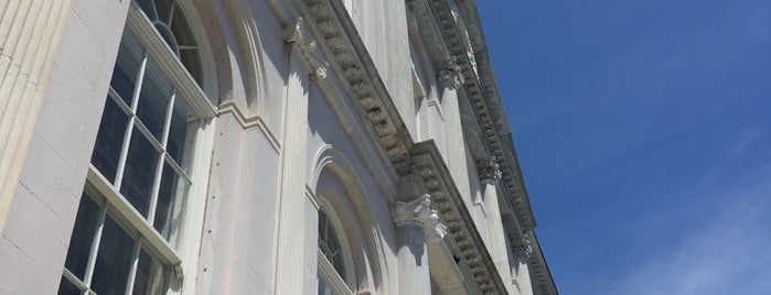 Charleston City Hall is one of สถานที่ที่ Lizzie ถูกใจ.
