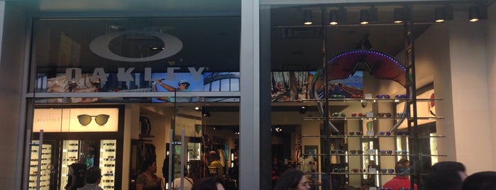 Oakley Store is one of Tempat yang Disukai Booie.
