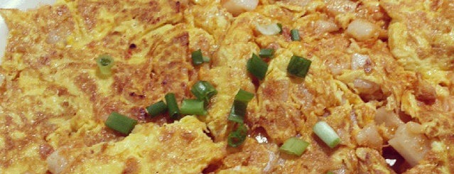 Bedok 85 Fried Oyster Omelette is one of Micheenli Guide: Chai tau kway trail in Singapore.