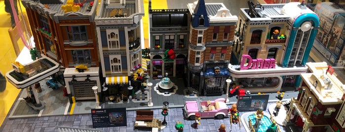 Lego is one of สถานที่ที่ Scooter ถูกใจ.