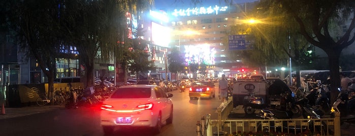 East Gate of Indigotin Factory Chinhong Garden is one of สถานที่ที่ Scooter ถูกใจ.