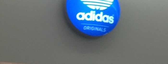 Adidas is one of สถานที่ที่ Scooter ถูกใจ.