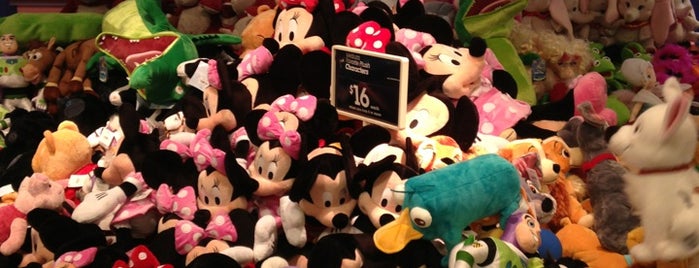 Disney store is one of Lugares favoritos de Tall.