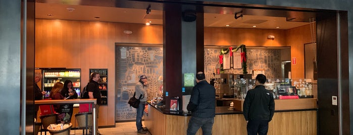 Starbucks is one of สถานที่ที่ Debra ถูกใจ.