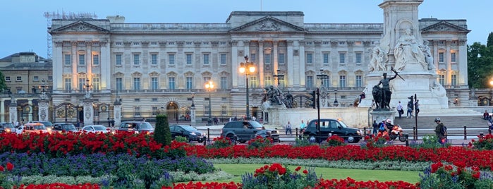 Buckingham Palace is one of Tempat yang Disukai Oksana.