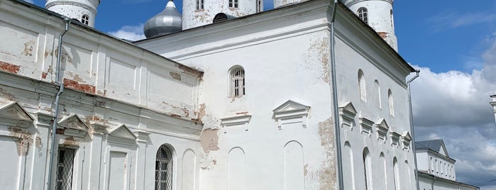 Свято-Юрьев мужской монастырь is one of สถานที่ที่ Oksana ถูกใจ.