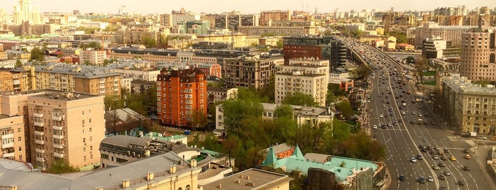 Paveletskaya Tower is one of Lugares favoritos de Oksana.