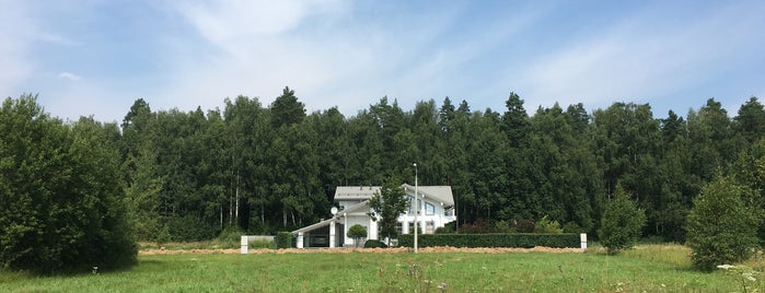 Медвежье Озеро, коттеджный поселок is one of Oksana 님이 좋아한 장소.