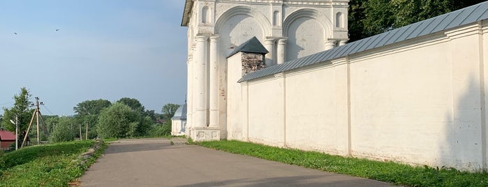 Свято-Троицкий Данилов мужской монастырь is one of Lugares favoritos de Oksana.