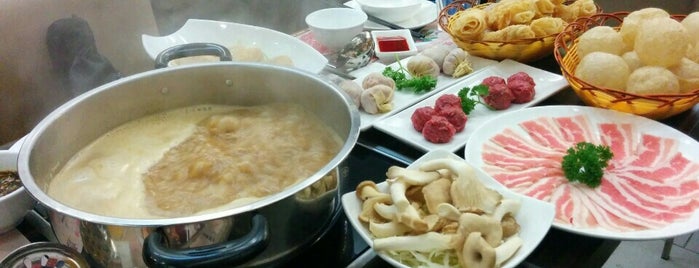Ka Mong Hot Pot & Cuisine Restaurant is one of Edward's Saved Places.