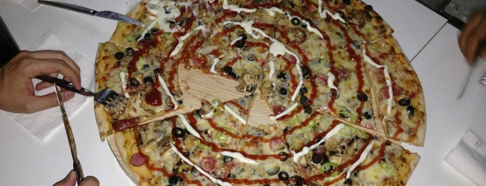 Turtles Pizza is one of Angara'nın daşı toprağı altınsa demek ki....