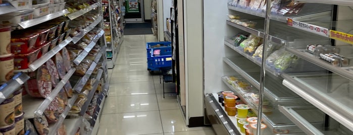 ローソン 南池袋一丁目店 is one of エッセンス周辺 コンビニ・カフェ・軽食.