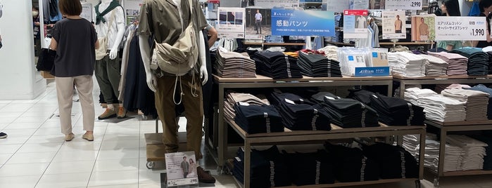 UNIQLO is one of 新宿区.