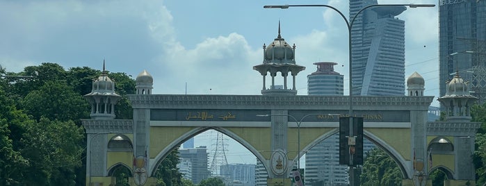 Pintu Gerbang Kota Darul Ehsan (Kota Darul Ehsan Arch) is one of Aribi.