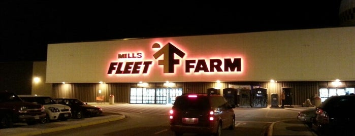 Fleet Farm is one of Locais curtidos por Corey.