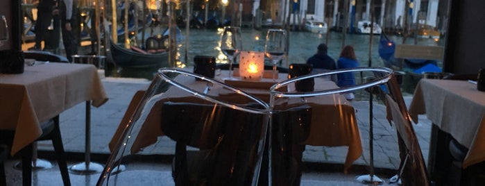 Vinaria is one of Venecia.