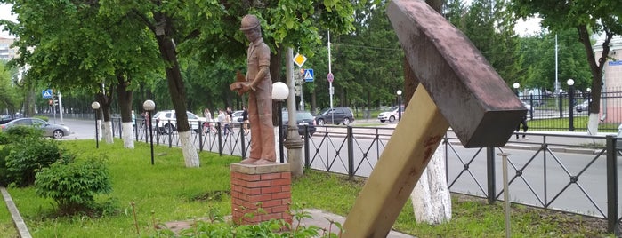 Памятник молотку is one of Йошкар-Ола.