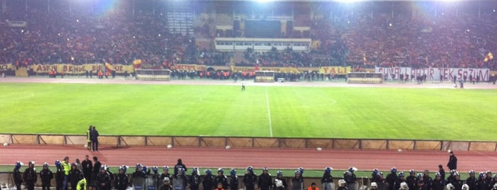 İzmir Atatürk Stadyumu is one of Tempat yang Disimpan Cüneyt.