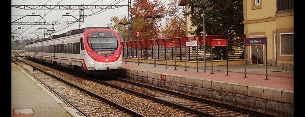 Estación de Cercanías de Pitis is one of Estaciones de Tren.