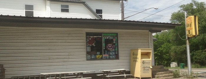 Montville Country Store is one of Hillbilly Hot Spots.