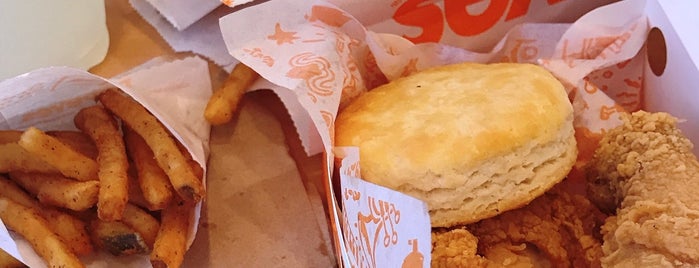 Popeyes Louisiana Kitchen is one of Nikkiさんのお気に入りスポット.