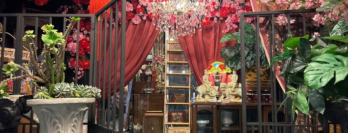 Flower Mulan Nyonya Café (花木蘭娘惹花藝) is one of Penang.