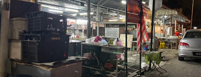 Padang Brown Food Stalls is one of Lugares favoritos de Alyssa.