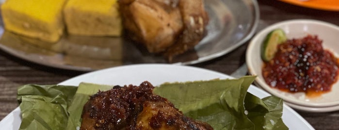 Ayam Goreng Nikmat (Panaitan) is one of Tempat makan favorit.
