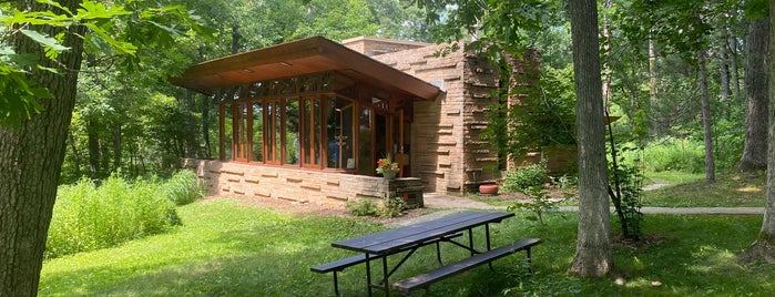 Seth Peterson Cottage is one of Frank Lloyd Wright’s houses.