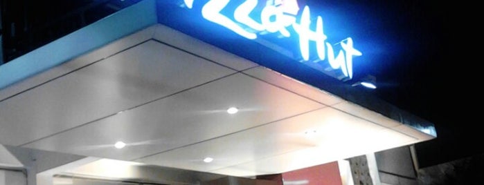 Pizza Hut is one of Orte, die Devi gefallen.